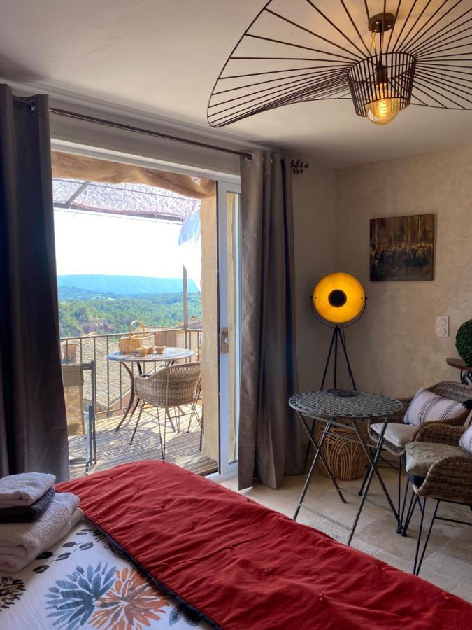 Hirondelle En Provence 3*